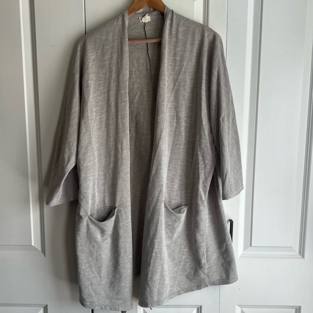 Women’s grey and white striped open cardigan with pockets
